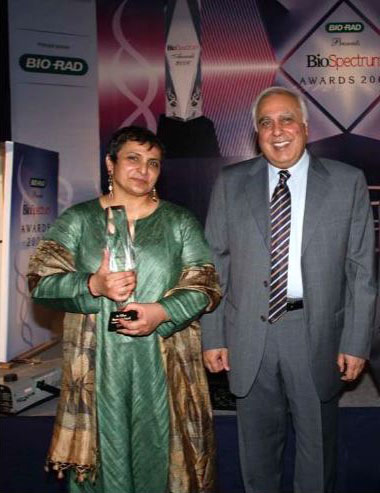 Dr. Villoo Morawala-Patell receives Entrepreneur Of The Year 2006 from Biospectrum, India